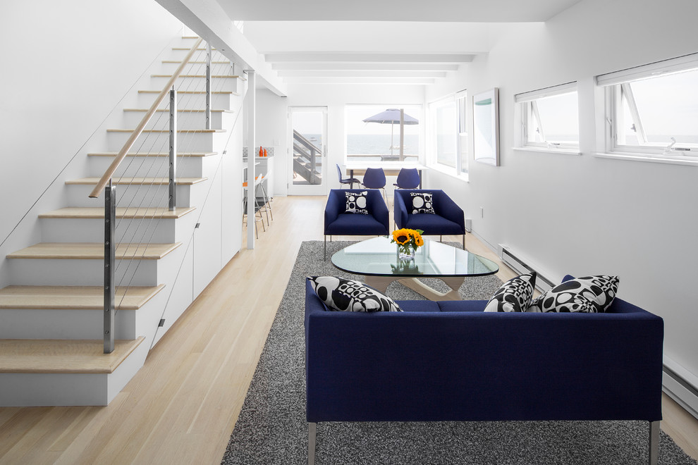 Свежая идея для дизайна: маленькая открытая гостиная комната в стиле модернизм с белыми стенами и светлым паркетным полом без телевизора для на участке и в саду - отличное фото интерьера