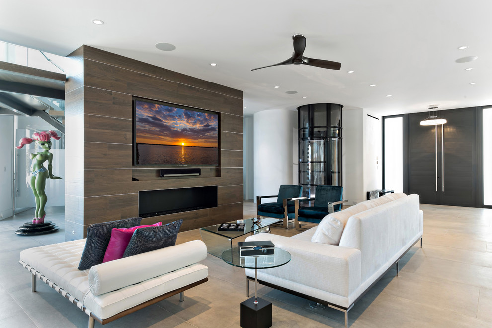 Modernes Wohnzimmer mit weißer Wandfarbe, Gaskamin, TV-Wand und beigem Boden in Miami