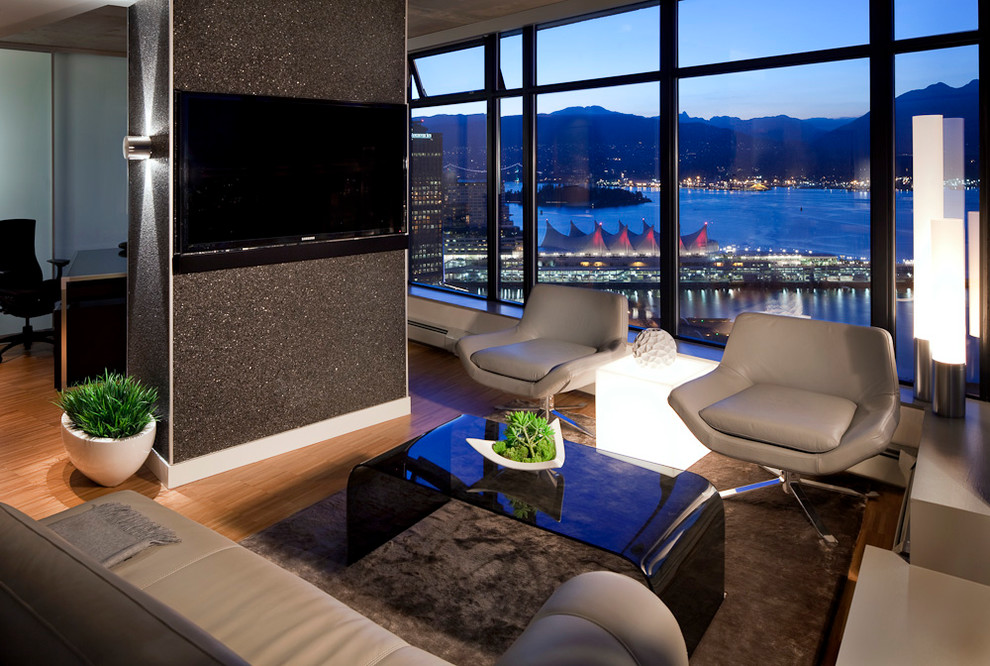 На фото: гостиная комната в стиле модернизм с телевизором на стене с