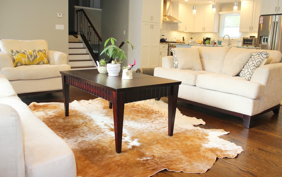 Idée de décoration pour un salon minimaliste de taille moyenne et ouvert avec un mur gris et un sol en bois brun.