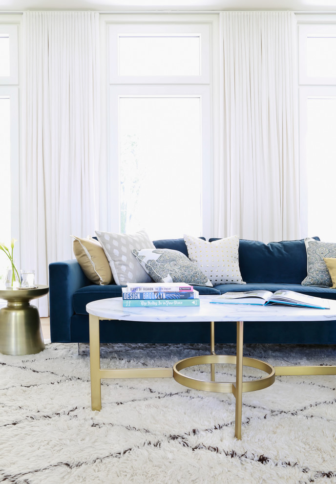 Foto di un soggiorno minimalista di medie dimensioni e aperto con pareti bianche, parquet chiaro e TV autoportante