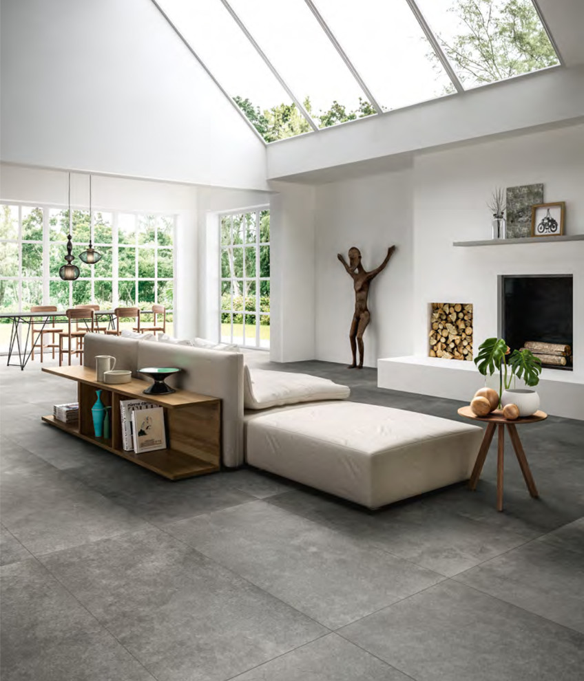 Idee per un grande soggiorno moderno aperto con pareti bianche, pavimento in gres porcellanato, camino classico e pavimento grigio