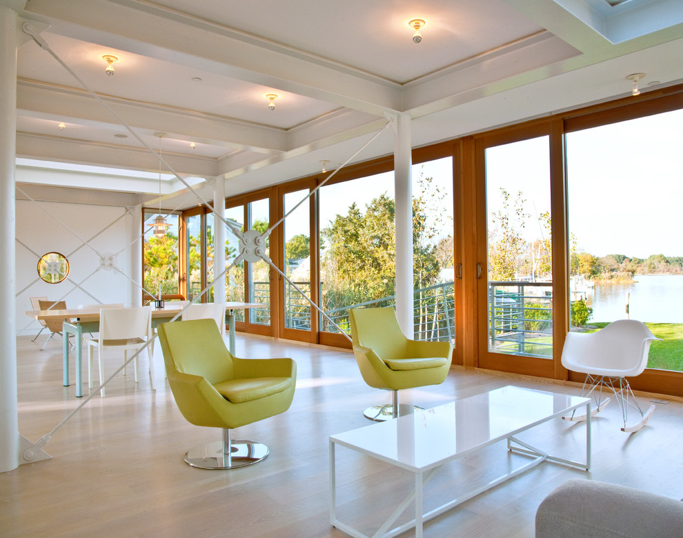 На фото: парадная, открытая гостиная комната в современном стиле с белыми стенами и светлым паркетным полом без камина с