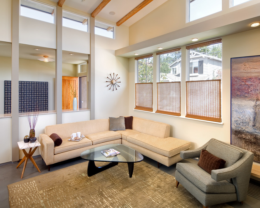 Foto di un soggiorno minimalista di medie dimensioni con pareti gialle e pavimento in cemento