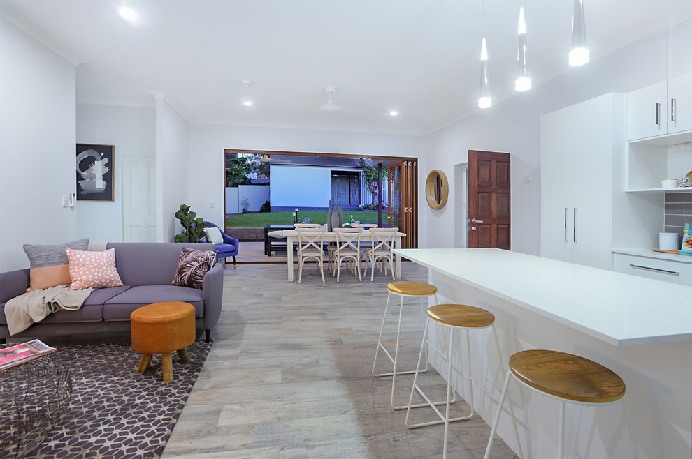 Свежая идея для дизайна: открытая гостиная комната среднего размера в стиле модернизм с белыми стенами, полом из керамической плитки и серым полом без камина, телевизора - отличное фото интерьера