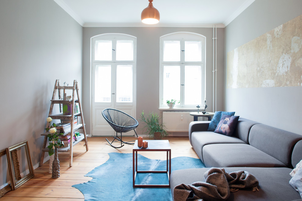Großes, Repräsentatives, Offenes Modernes Wohnzimmer mit bunten Wänden und braunem Holzboden in Berlin
