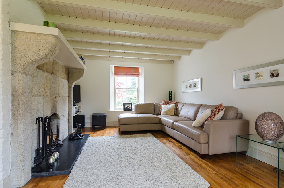 Großes, Fernseherloses, Abgetrenntes Landhausstil Wohnzimmer mit weißer Wandfarbe, hellem Holzboden, Kamin und Kaminumrandung aus Stein in Belfast