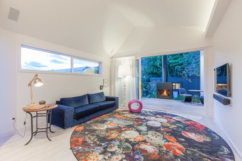 Mittelgroßes, Offenes Modernes Wohnzimmer ohne Kamin mit weißer Wandfarbe, hellem Holzboden, TV-Wand und weißem Boden in Auckland
