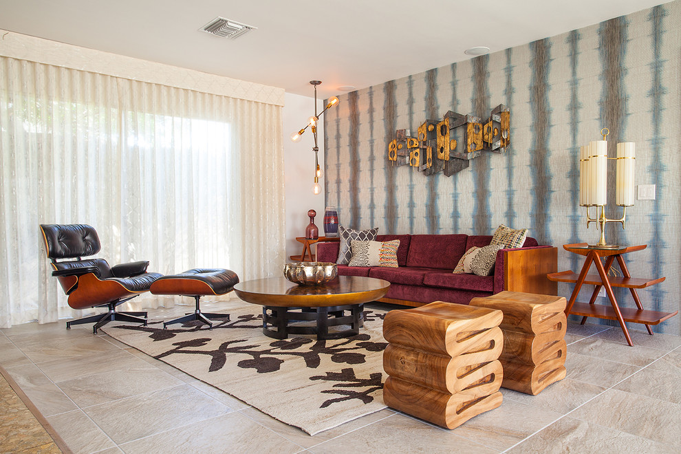 На фото: большая открытая гостиная комната в стиле модернизм с белыми стенами и полом из керамической плитки без камина, телевизора с
