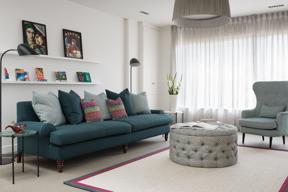 Источник вдохновения для домашнего уюта: большая открытая гостиная комната в современном стиле с серыми стенами, ковровым покрытием, телевизором на стене и бежевым полом без камина