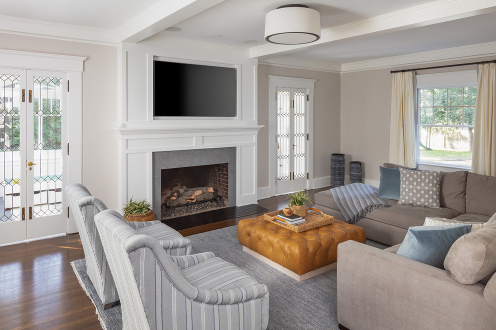 Foto di un soggiorno classico con pareti grigie, parquet scuro, camino classico e pavimento marrone