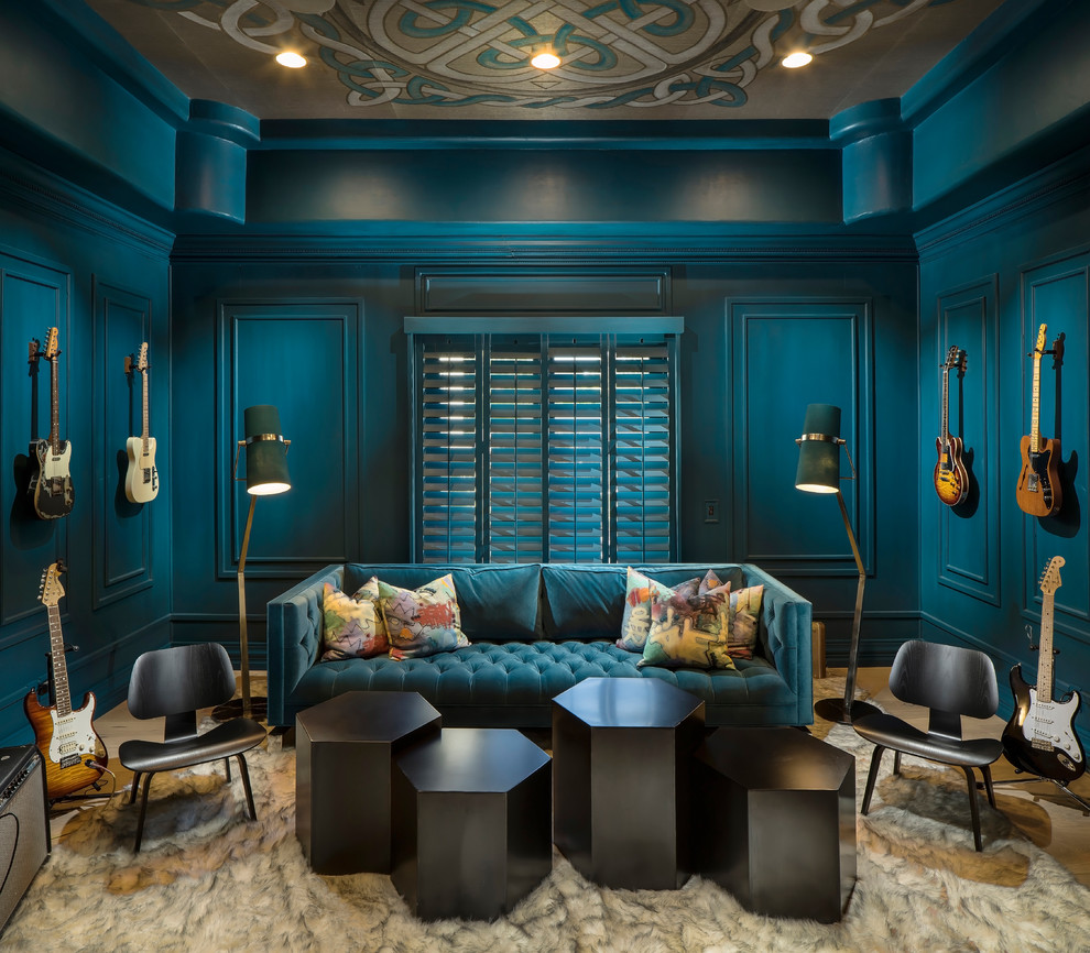 Réalisation d'un salon bohème de taille moyenne et fermé avec une salle de musique, un mur bleu, parquet clair, un sol beige et éclairage.