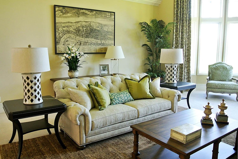 Пример оригинального дизайна: большая парадная, изолированная гостиная комната в стиле неоклассика (современная классика) с желтыми стенами, ковровым покрытием, стандартным камином и фасадом камина из камня без телевизора