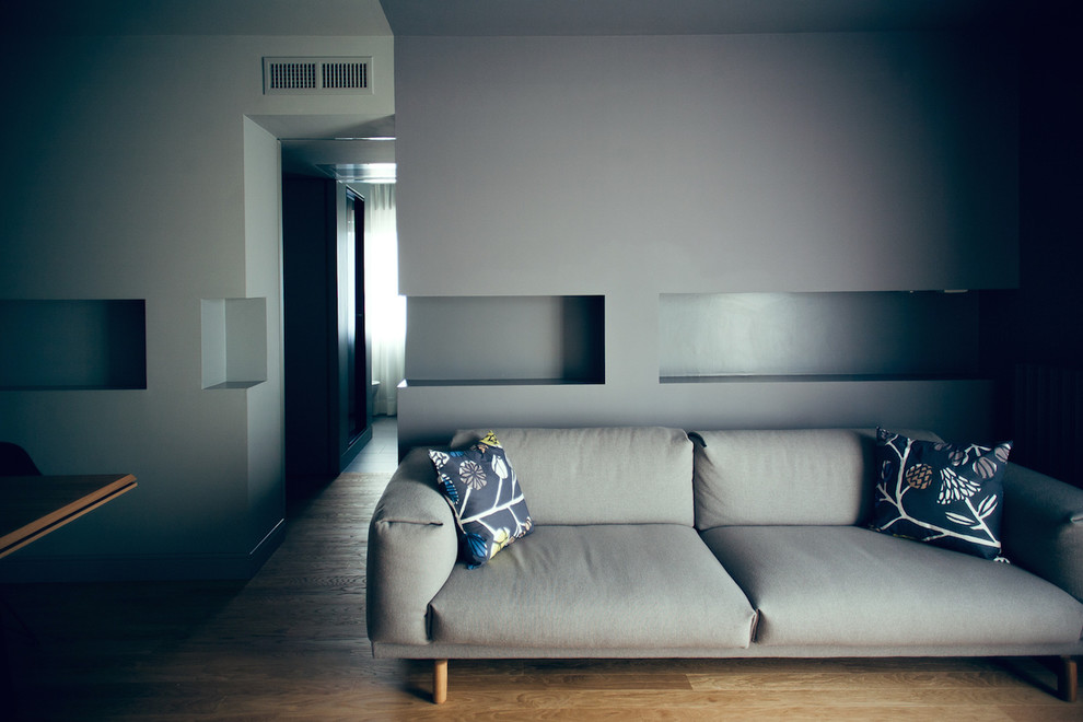 Foto di un piccolo soggiorno minimalista chiuso con sala formale, pareti grigie, parquet chiaro, nessun camino e nessuna TV
