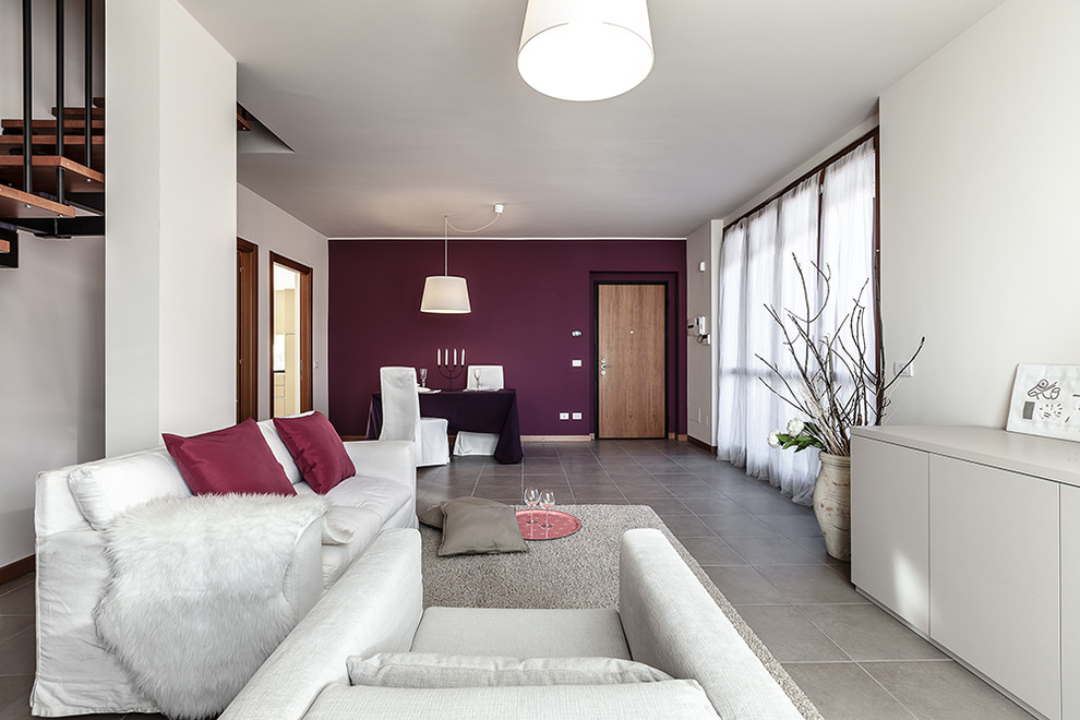 Diseño de salón abierto minimalista con paredes blancas