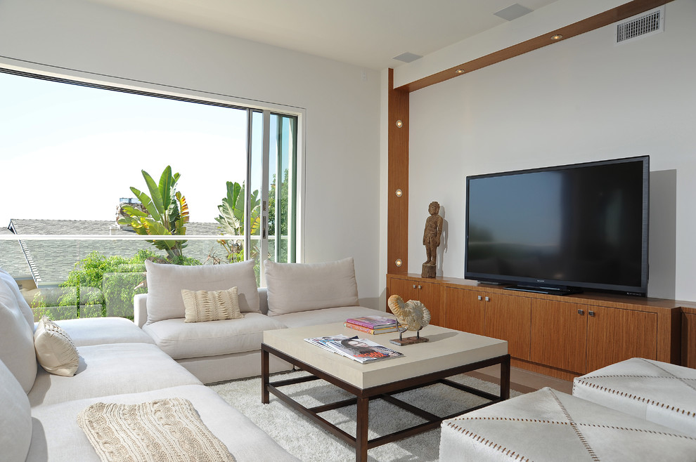Modernes Wohnzimmer mit weißer Wandfarbe und freistehendem TV in Los Angeles