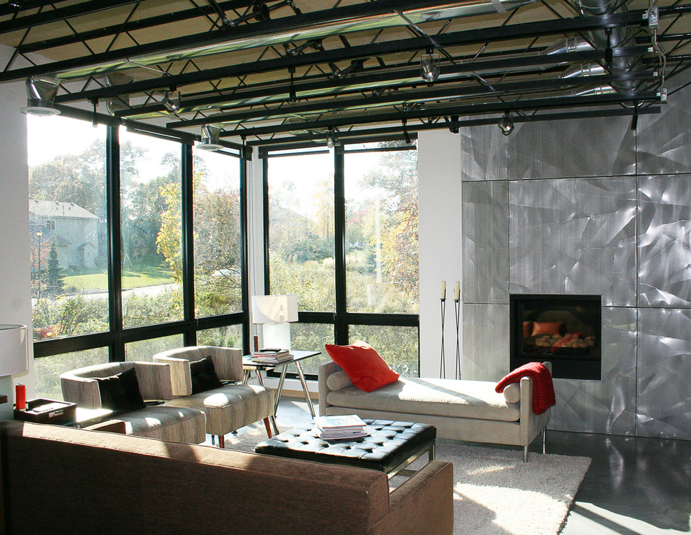 Идея дизайна: открытая, парадная гостиная комната среднего размера в стиле лофт с белыми стенами, бетонным полом, стандартным камином и фасадом камина из металла