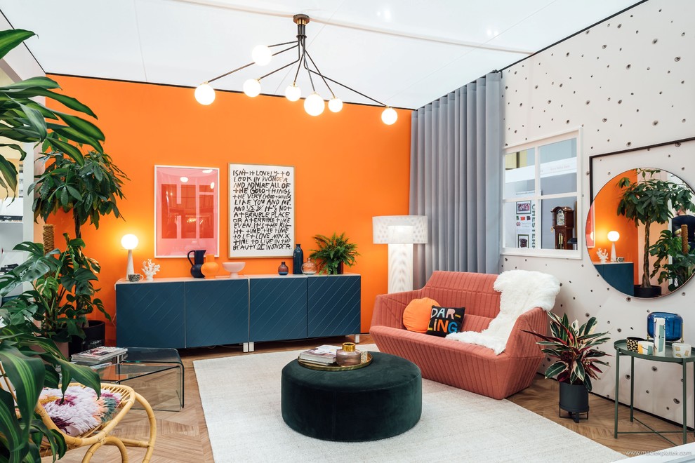 Ispirazione per un soggiorno minimal con pareti arancioni, pavimento in vinile e pavimento marrone