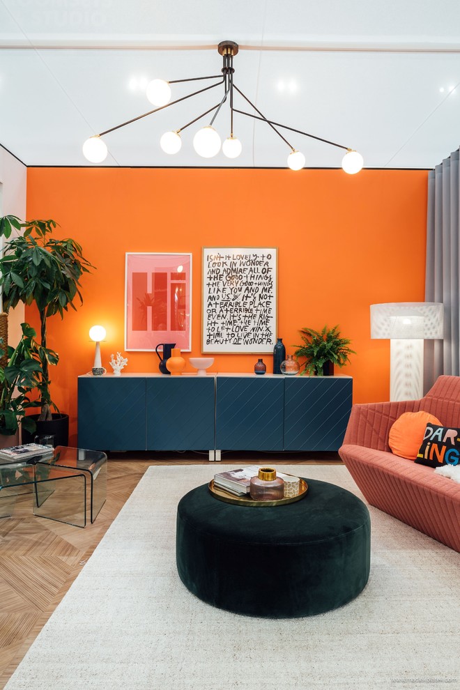 ウエストミッドランズにあるコンテンポラリースタイルのおしゃれなリビング (オレンジの壁、クッションフロア、茶色い床) の写真