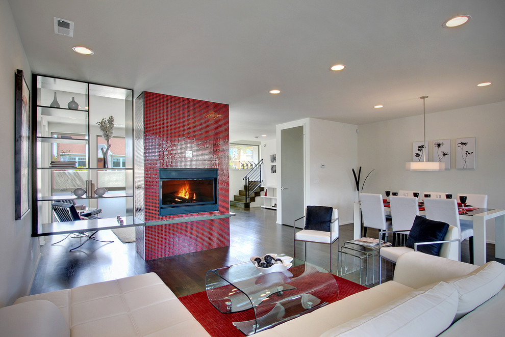 Cette image montre un salon design avec un mur blanc, une cheminée standard et un manteau de cheminée en carrelage.