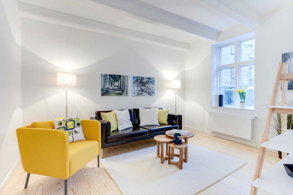 Inspiration for a scandi living room in Aarhus with white walls and light hardwood flooring.