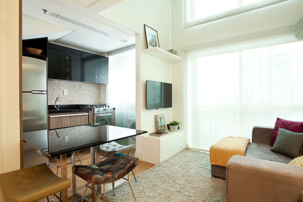 Стильный дизайн: маленькая гостиная комната в современном стиле с серыми стенами и светлым паркетным полом для на участке и в саду - последний тренд