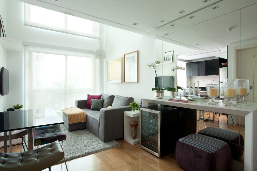 Exempel på ett litet modernt vardagsrum, med grå väggar och ljust trägolv