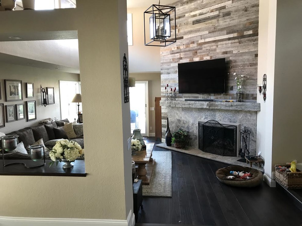 Imagen de salón para visitas abierto tradicional de tamaño medio con paredes beige, suelo de madera oscura, todas las chimeneas, marco de chimenea de baldosas y/o azulejos, televisor colgado en la pared y suelo marrón