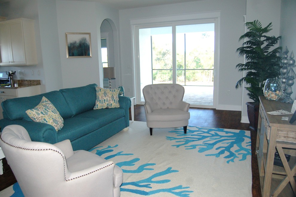 Ispirazione per un soggiorno stile marino di medie dimensioni e aperto con pareti blu, pavimento in vinile, nessun camino e TV autoportante