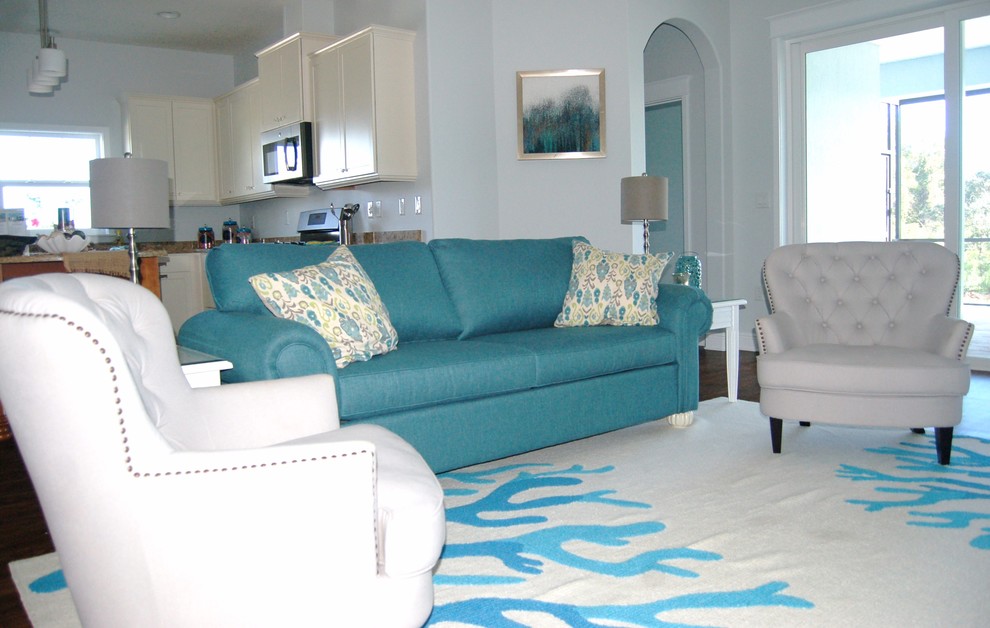 На фото: открытая гостиная комната среднего размера в морском стиле с синими стенами, полом из винила и отдельно стоящим телевизором без камина