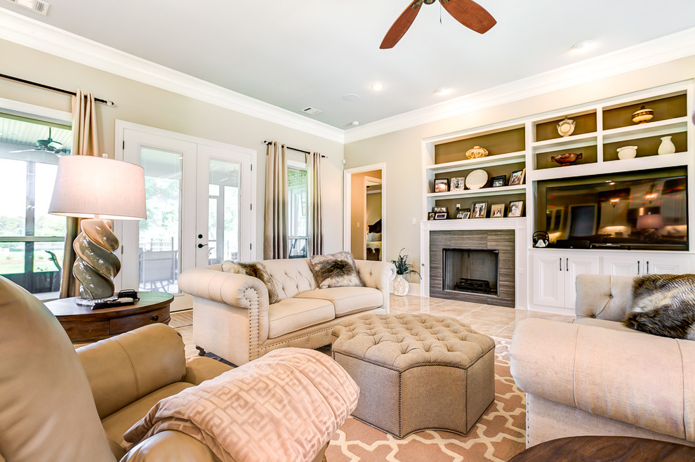 Immagine di un grande soggiorno classico aperto con pareti beige e pavimento in gres porcellanato
