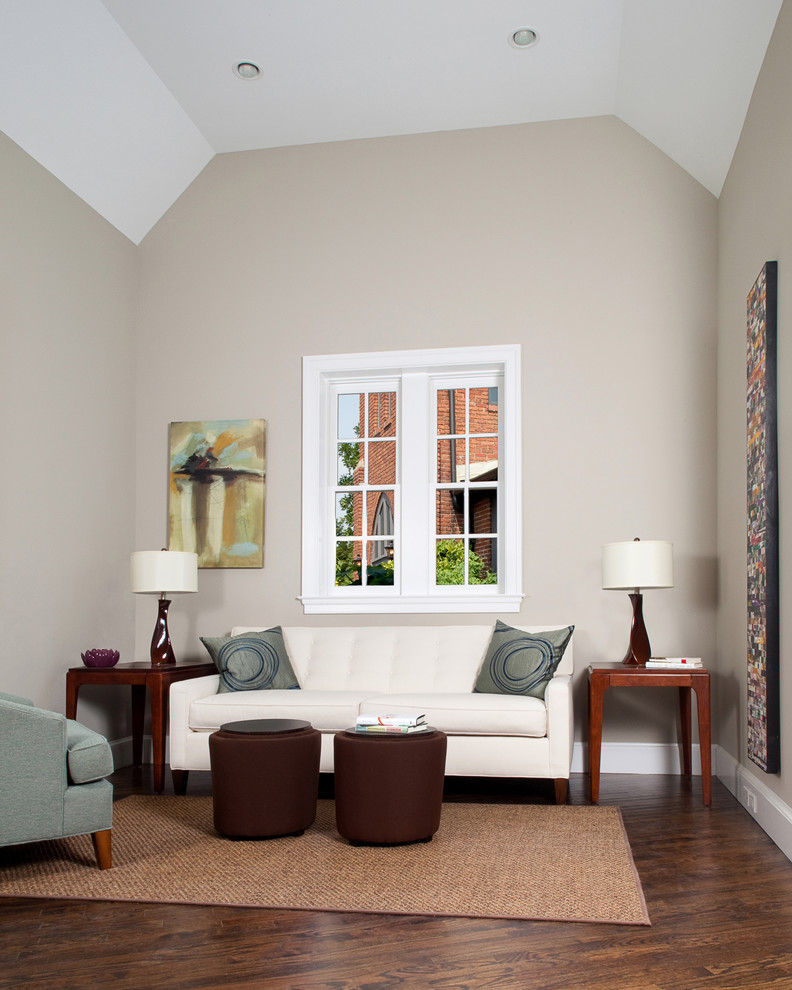 Foto di un soggiorno contemporaneo di medie dimensioni e chiuso con sala formale, pareti beige, parquet scuro, nessun camino, nessuna TV e pavimento marrone