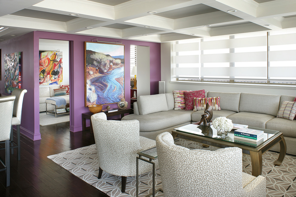 Пример оригинального дизайна: парадная, открытая гостиная комната среднего размера в современном стиле с фиолетовыми стенами и темным паркетным полом