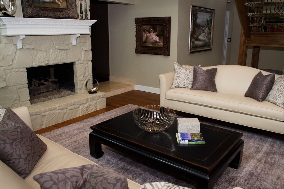 Repräsentatives, Fernseherloses, Offenes Klassisches Wohnzimmer mit beiger Wandfarbe, braunem Holzboden, Kamin und Kaminumrandung aus Stein in Oklahoma City