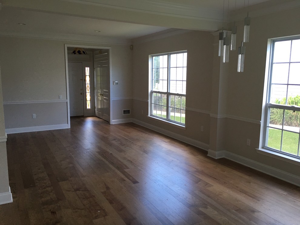 Mittelgroßes, Offenes Klassisches Wohnzimmer ohne Kamin mit beiger Wandfarbe und braunem Holzboden in Newark