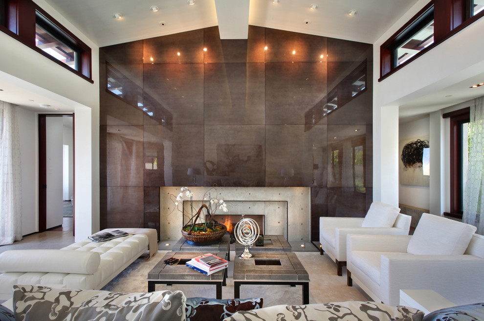 На фото: большая открытая гостиная комната в стиле модернизм с коричневыми стенами, стандартным камином и фасадом камина из бетона с