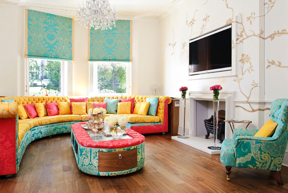 Ispirazione per un grande soggiorno classico con pareti beige, pavimento in legno massello medio, camino classico e TV a parete