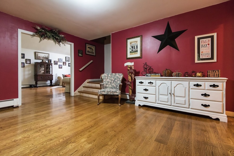 Источник вдохновения для домашнего уюта: изолированная гостиная комната среднего размера в стиле кантри с красными стенами и паркетным полом среднего тона без камина