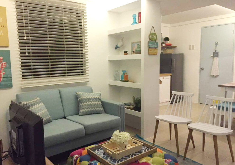 Foto di un piccolo soggiorno stile marinaro chiuso con sala formale, pareti bianche, pavimento in gres porcellanato, TV autoportante e pavimento beige