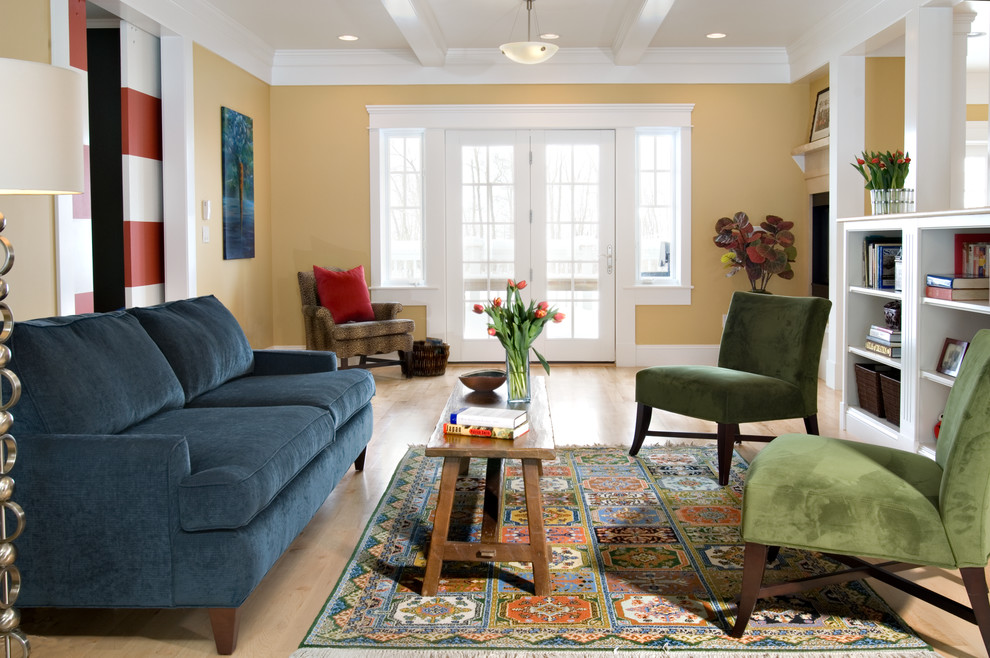 Пример оригинального дизайна: гостиная комната в морском стиле с желтыми стенами и ковром на полу