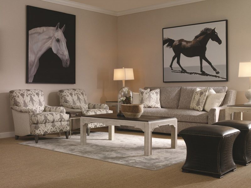 Diseño de salón clásico con moqueta y suelo beige