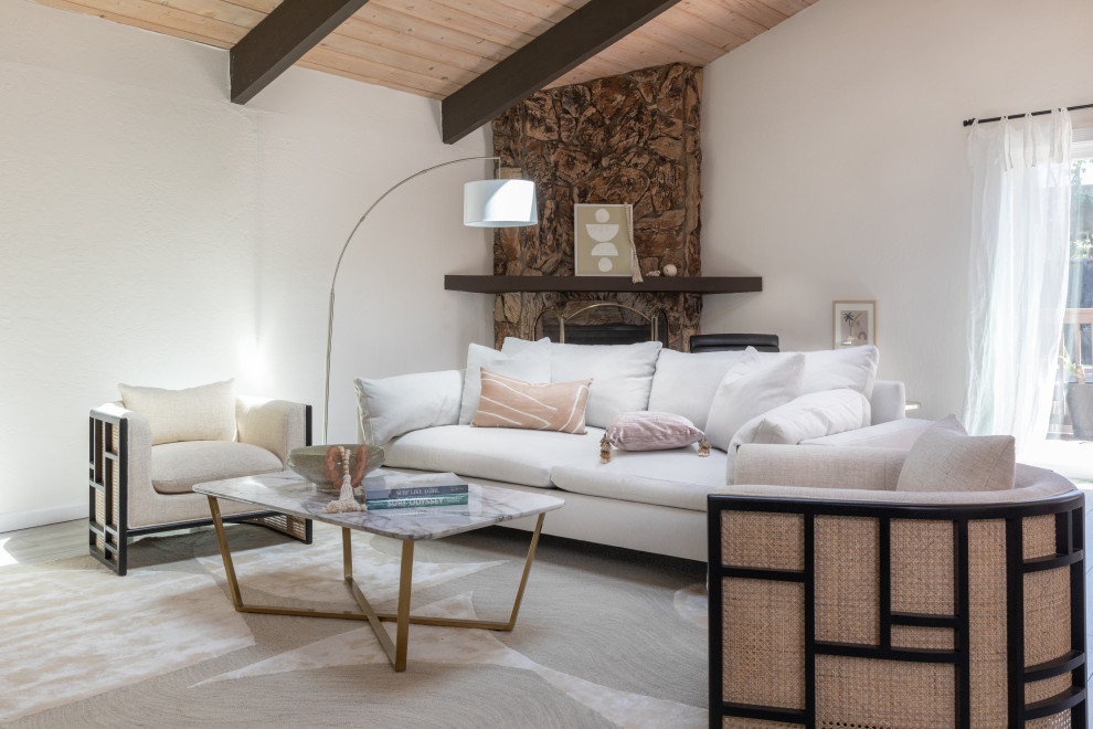 Immagine di un soggiorno contemporaneo con pareti bianche, pavimento grigio, travi a vista, soffitto a volta e soffitto in legno