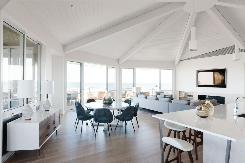 Maritimes Wohnzimmer mit weißer Wandfarbe, Kamin, Multimediawand und braunem Boden in New York