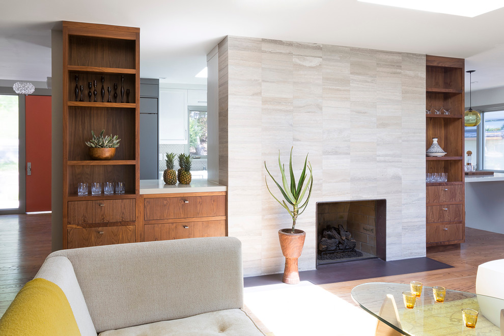 Mittelgroßes, Offenes Modernes Wohnzimmer mit grauer Wandfarbe, braunem Holzboden, Kaminofen und Kaminumrandung aus Stein in San Francisco