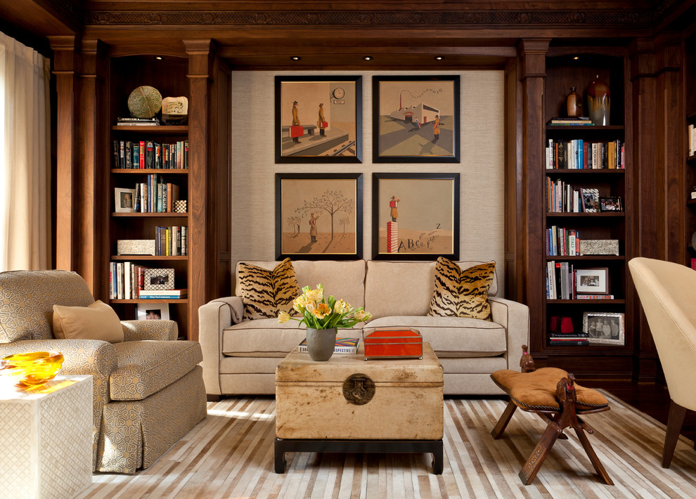 Источник вдохновения для домашнего уюта: гостиная комната среднего размера в средиземноморском стиле с с книжными шкафами и полками и красивыми шторами