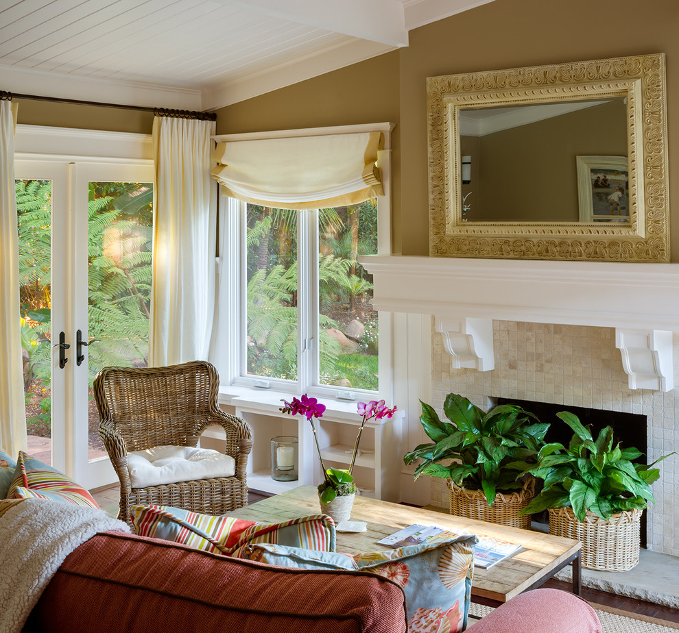 Foto di un piccolo soggiorno classico con pareti beige, parquet scuro, camino classico e cornice del camino in pietra