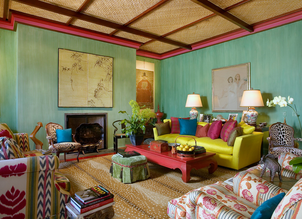 Fernseherloses Stilmix Wohnzimmer mit grüner Wandfarbe und Kamin in Santa Barbara