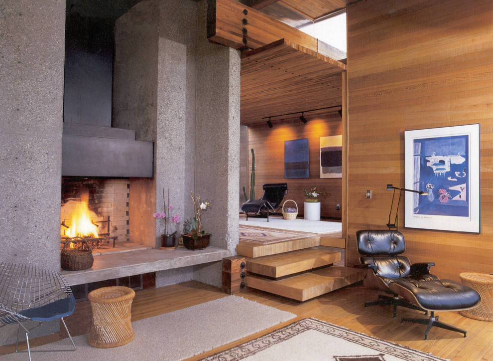 Exemple d'un salon moderne avec un sol en bois brun et éclairage.