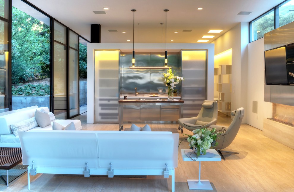 На фото: открытая гостиная комната среднего размера в стиле модернизм с белыми стенами, полом из травертина, фасадом камина из камня и телевизором на стене с