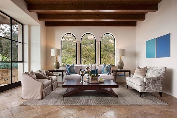 Mittelgroßes, Repräsentatives, Fernseherloses, Abgetrenntes Mediterranes Wohnzimmer mit weißer Wandfarbe, Travertin und beigem Boden in Santa Barbara